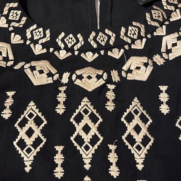 New directions black cold shoulder top. Sz small - Picture 3 of 7